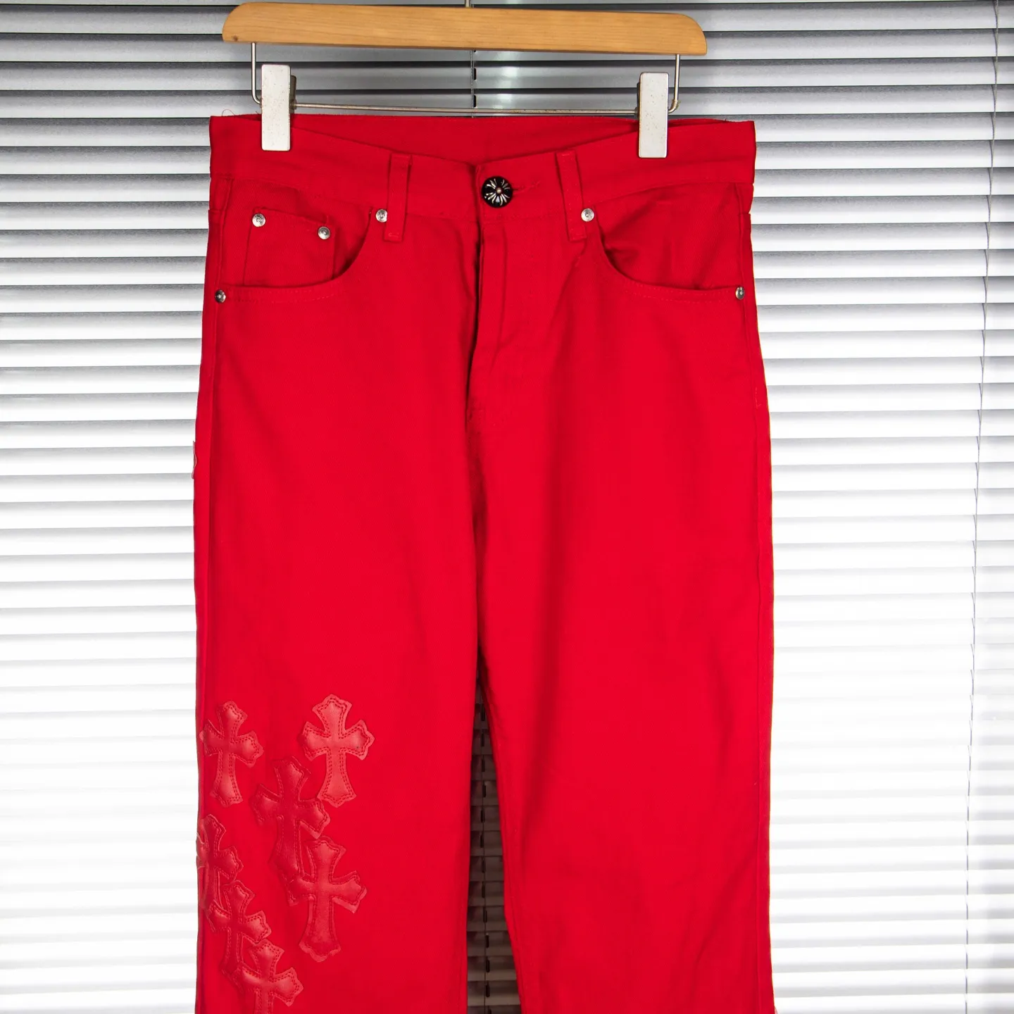 P260 CHROME HEARTS 25ss dopamine Chinese red cross leather washed jeans - Full of exploring the ultimate in fashion, Chrome Hearts' new Chrome Hearts pants not only present a unique style, but the fresh ice blue color looks particularly youthful and energetic. The mid-high waist design is paired with a lazy and casual style, which not only shows long legs but also maintains a casual feel. It is a must-have fashion choice for trendy men and trendy women. Style No.: 1789 Color: Dopamine Red Size: 28 30 32 34